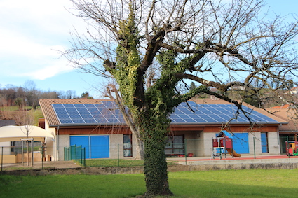 école avec panneaux solaires sur le toit