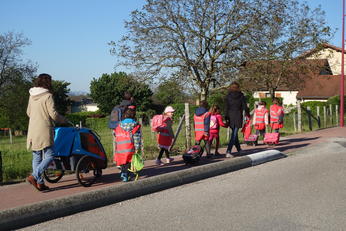 enfants marchant vers l'école